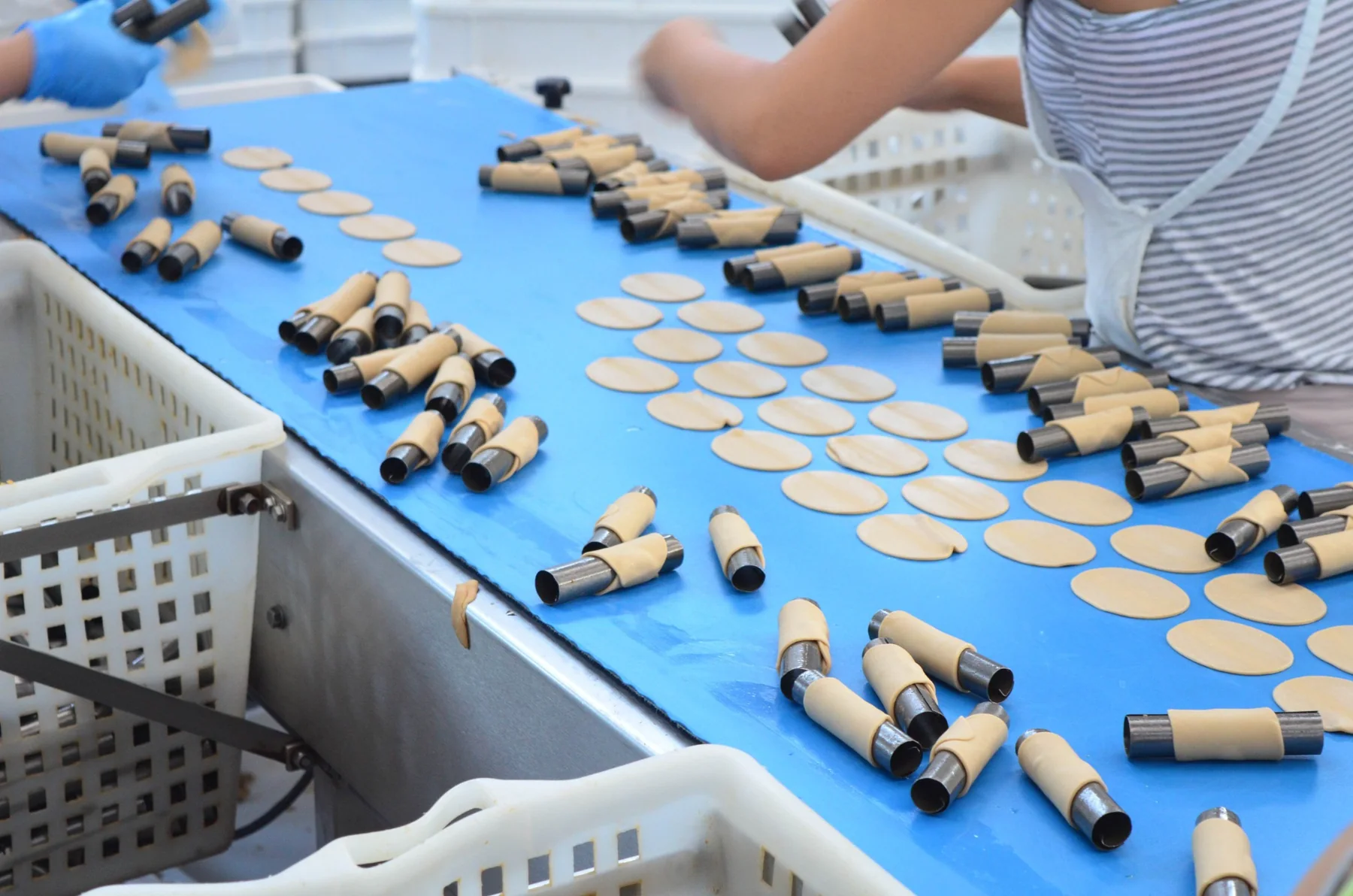 Lavorazione manuale delle cialde su cilindri d'acciaio